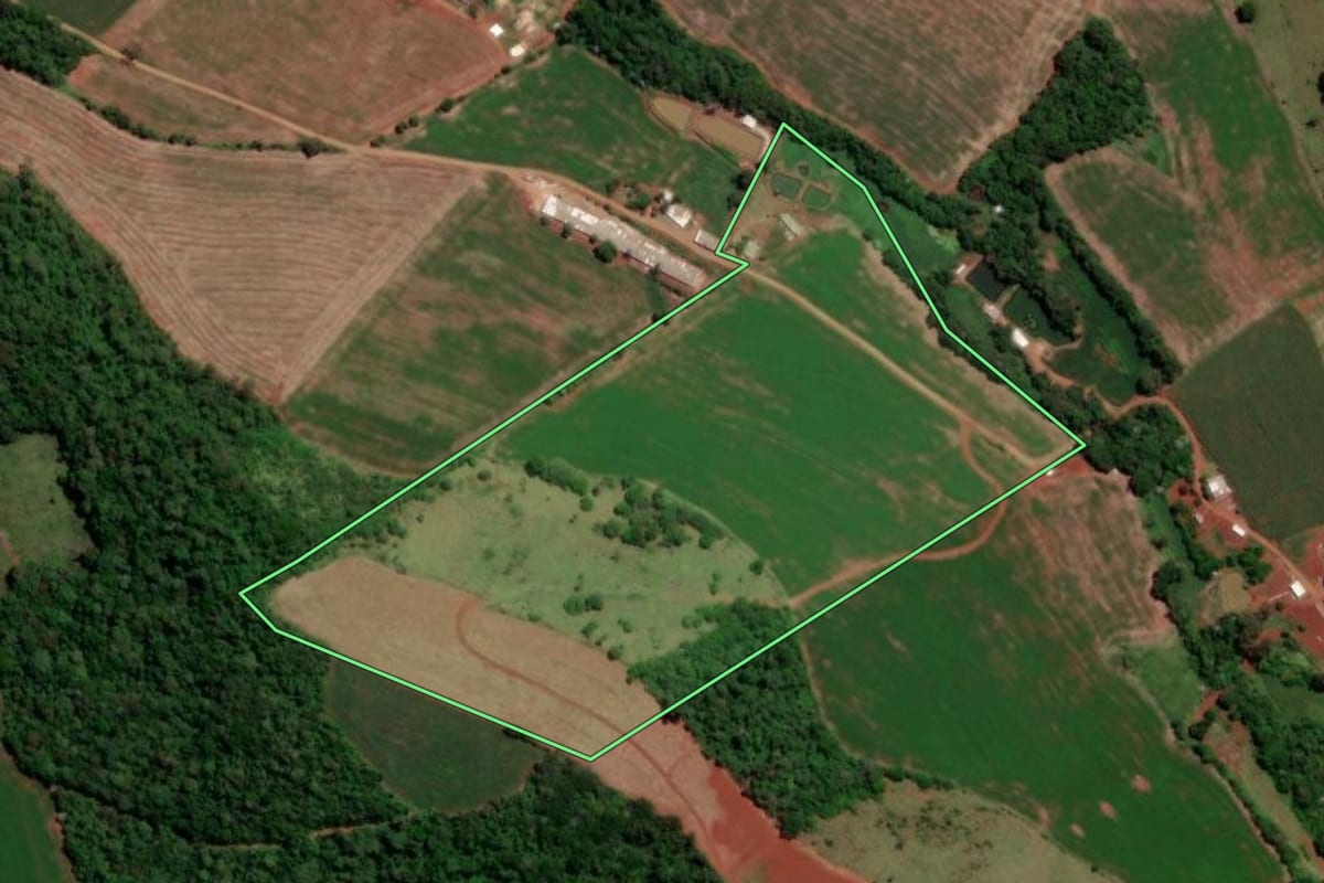 Imagem de satélite do imóvel rural em Dois Vizinhos (PR), com o contorno declarado no CAR desenhado por cima.