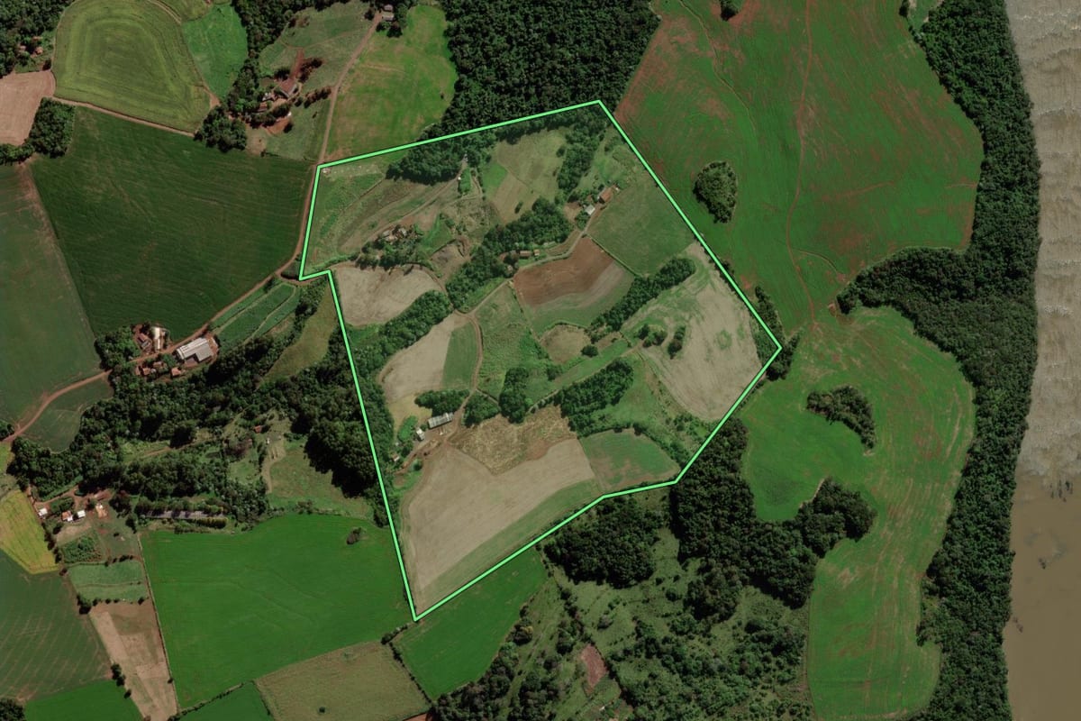 Imagem de satélite do imóvel rural em Dois Vizinhos (PR), com o contorno declarado no CAR desenhado por cima.