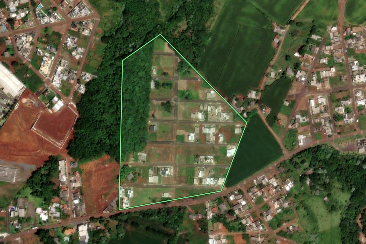 Imagem de satélite do imóvel rural em Dois Vizinhos (PR), com o contorno declarado no CAR desenhado por cima.