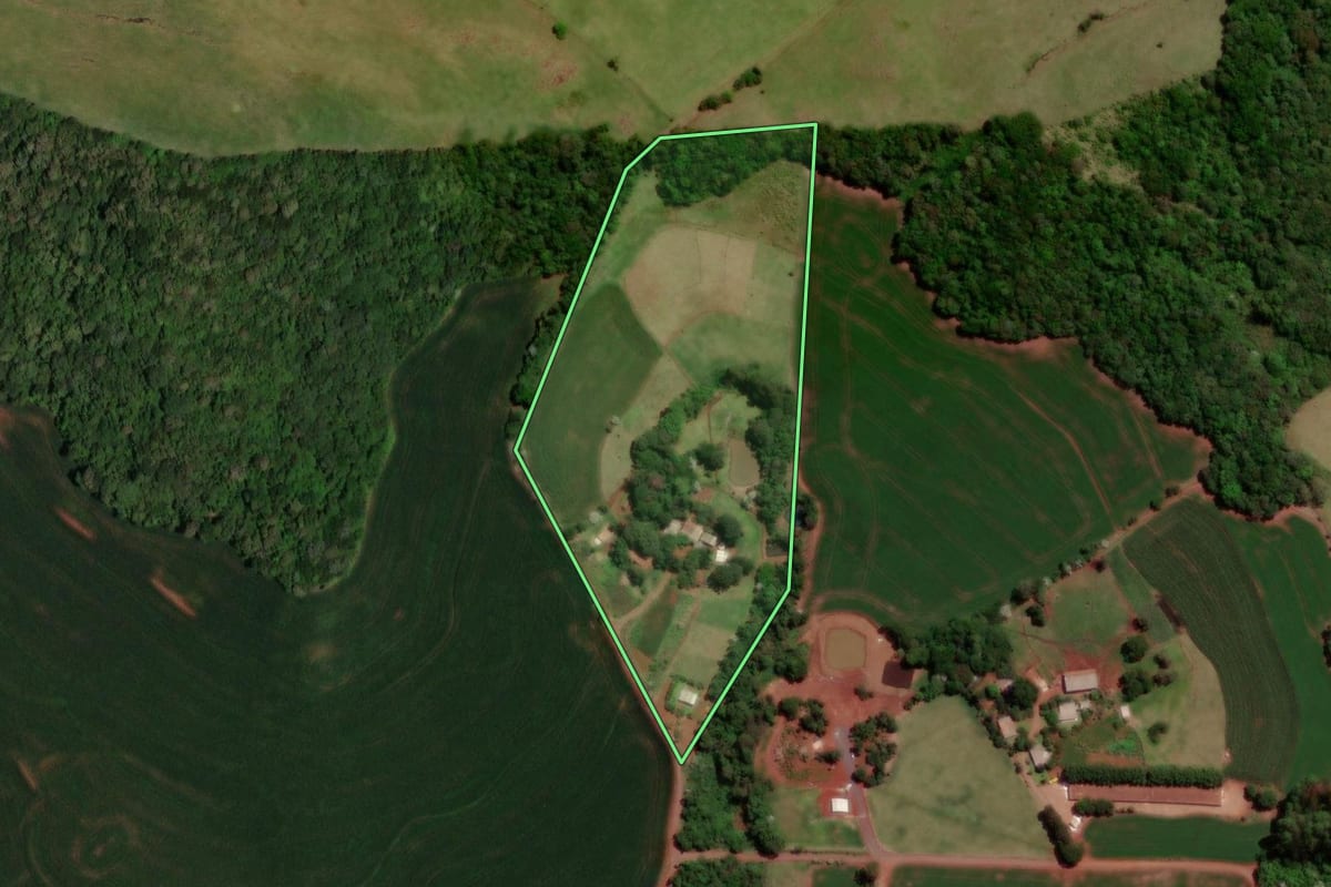 Imagem de satélite do imóvel rural em Dois Vizinhos (PR), com o contorno declarado no CAR desenhado por cima.