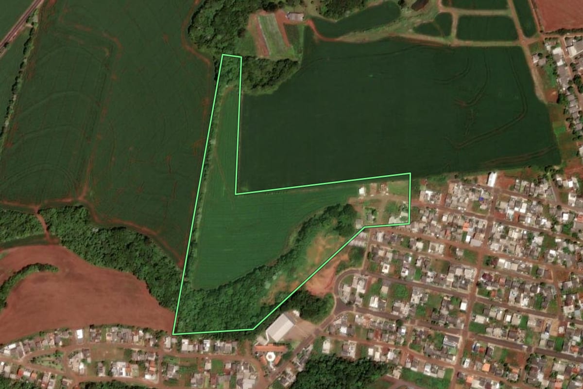 Imagem de satélite do imóvel rural em Dois Vizinhos (PR), com o contorno declarado no CAR desenhado por cima.
