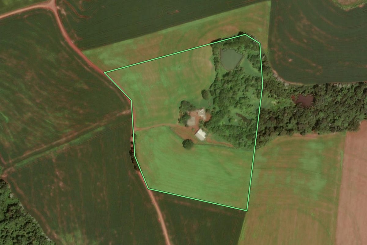 Imagem de satélite do imóvel rural em Dois Vizinhos (PR), com o contorno declarado no CAR desenhado por cima.