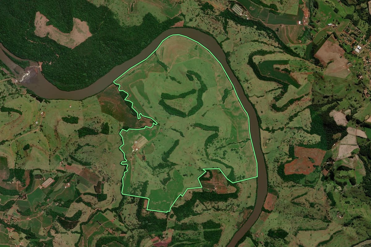 Imagem de satélite do imóvel rural em Dois Vizinhos (PR), com o contorno declarado no CAR desenhado por cima.