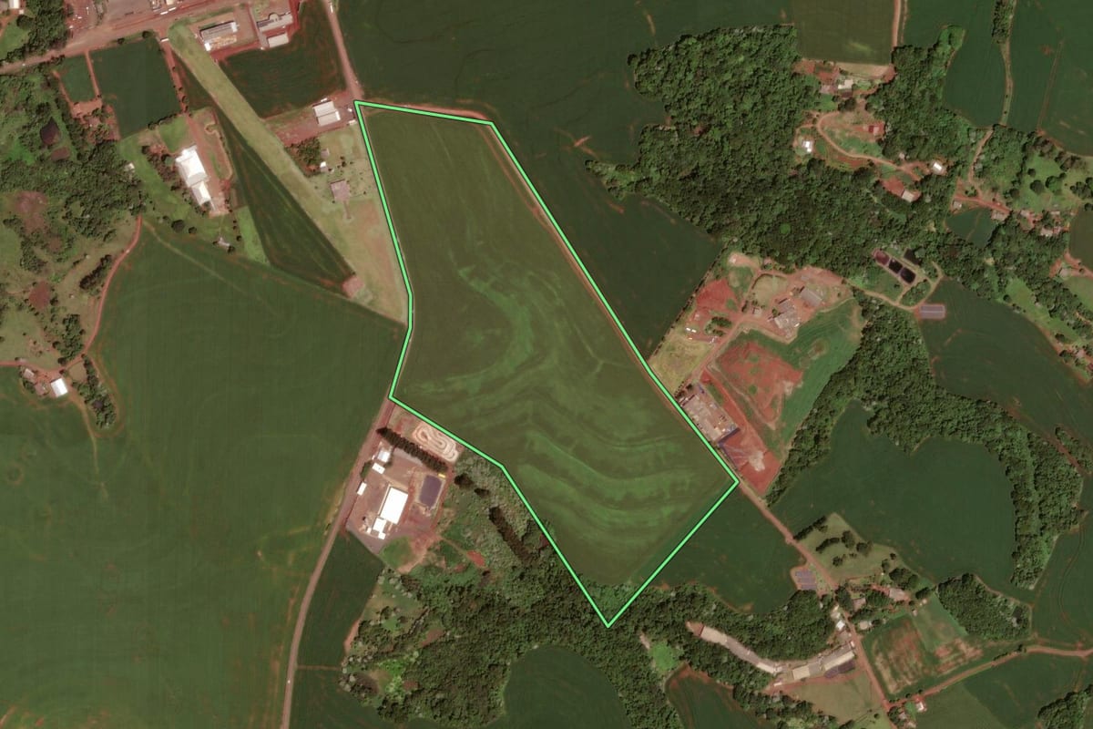 Imagem de satélite do imóvel rural em Dois Vizinhos (PR), com o contorno declarado no CAR desenhado por cima.