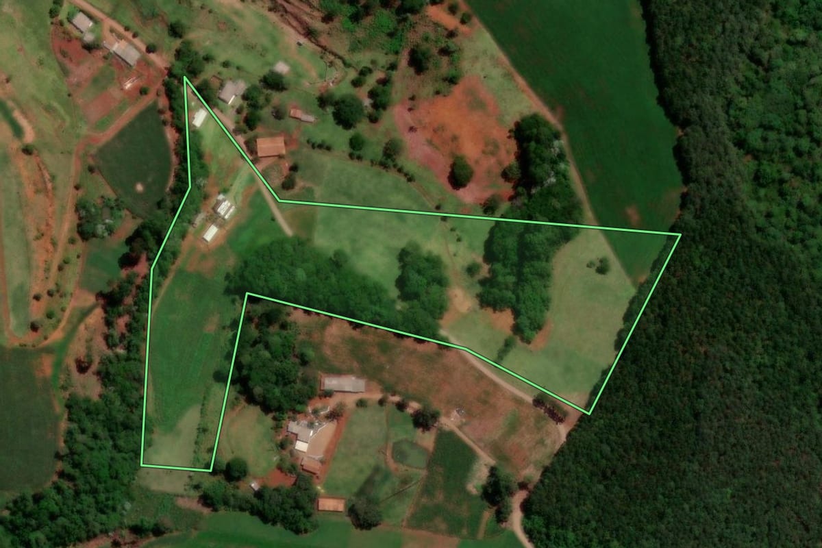 Imagem de satélite do imóvel rural em Dois Vizinhos (PR), com o contorno declarado no CAR desenhado por cima.