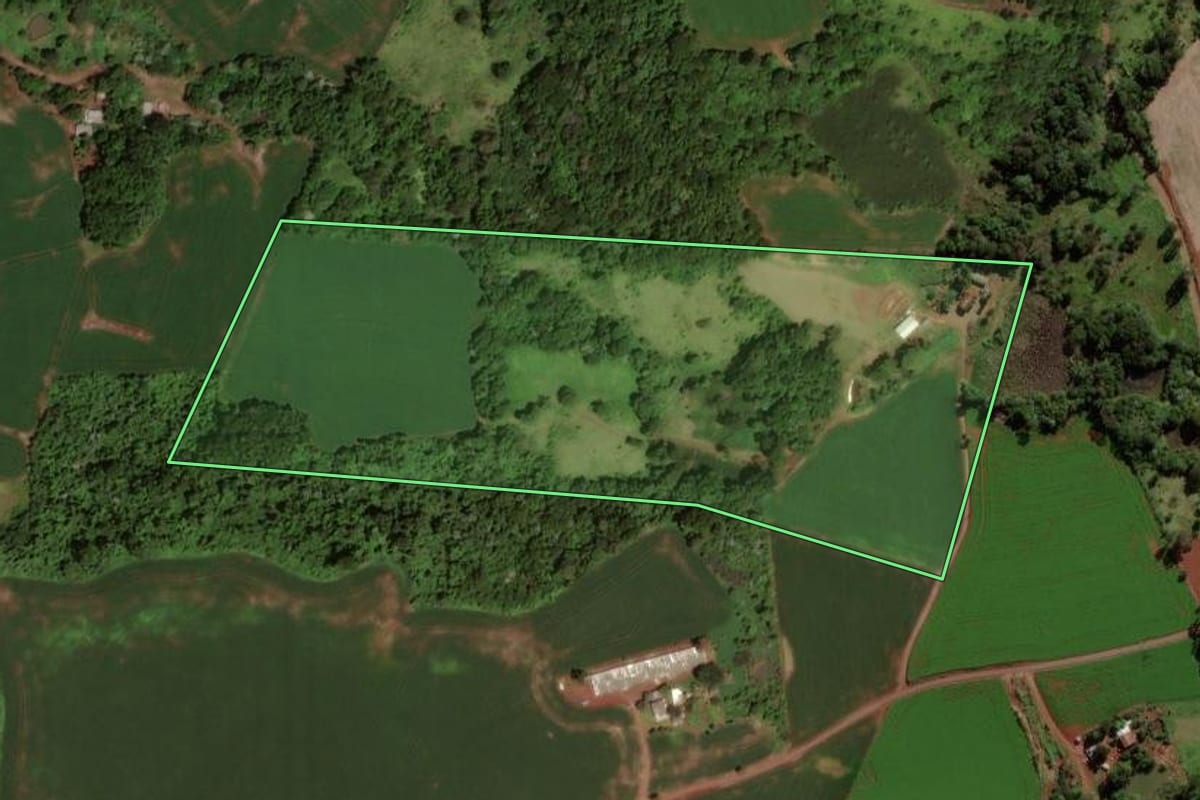 Imagem de satélite do imóvel rural em Dois Vizinhos (PR), com o contorno declarado no CAR desenhado por cima.