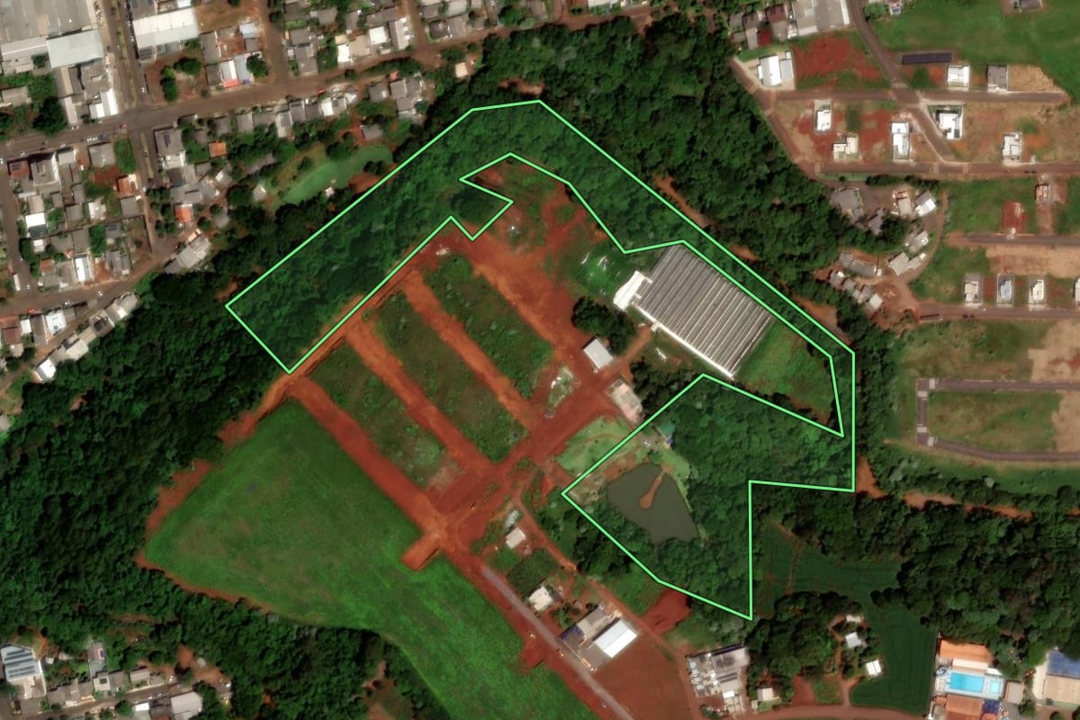 Imagem de satélite do imóvel rural em Dois Vizinhos (PR), com o contorno declarado no CAR desenhado por cima.