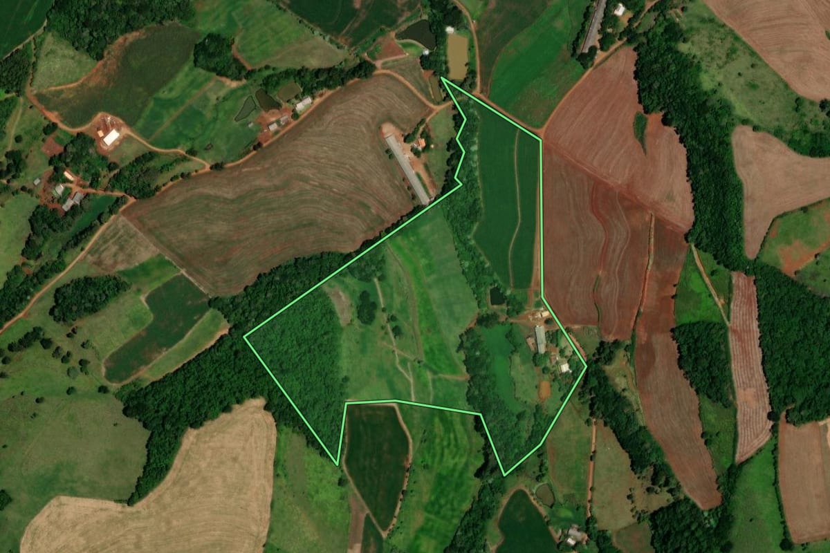 Imagem de satélite do imóvel rural em Dois Vizinhos (PR), com o contorno declarado no CAR desenhado por cima.