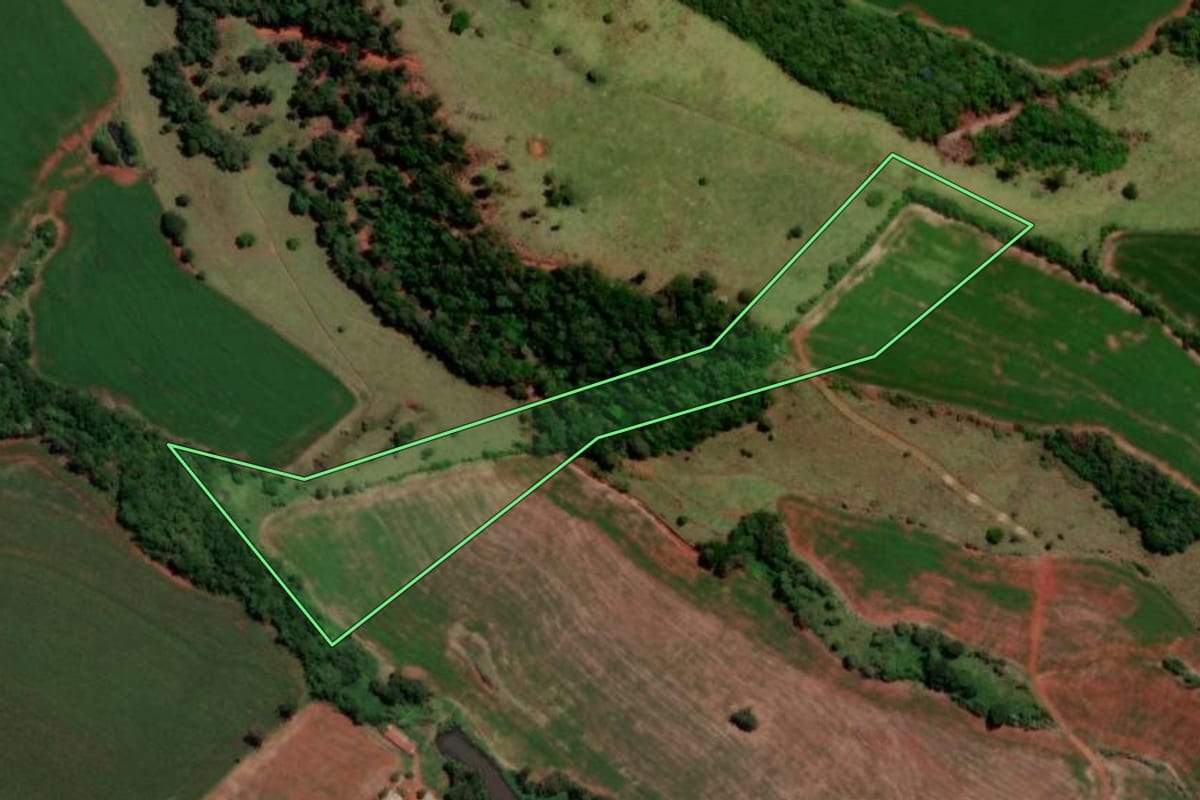 Imagem de satélite do imóvel rural em Dois Vizinhos (PR), com o contorno declarado no CAR desenhado por cima.