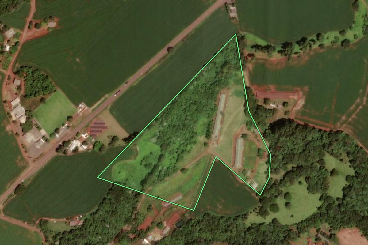 Imagem de satélite do imóvel rural em Dois Vizinhos (PR), com o contorno declarado no CAR desenhado por cima.