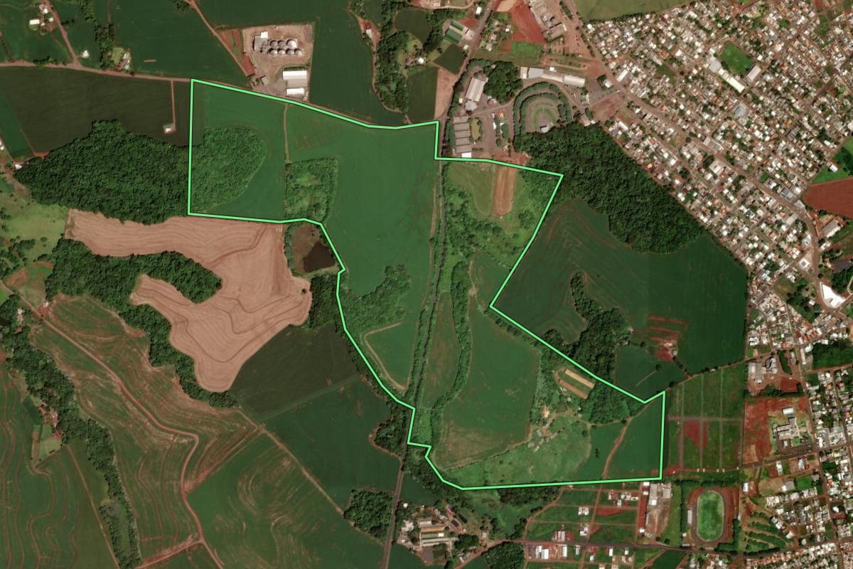Imagem de satélite do imóvel rural em Dois Vizinhos (PR), com o contorno declarado no CAR desenhado por cima.