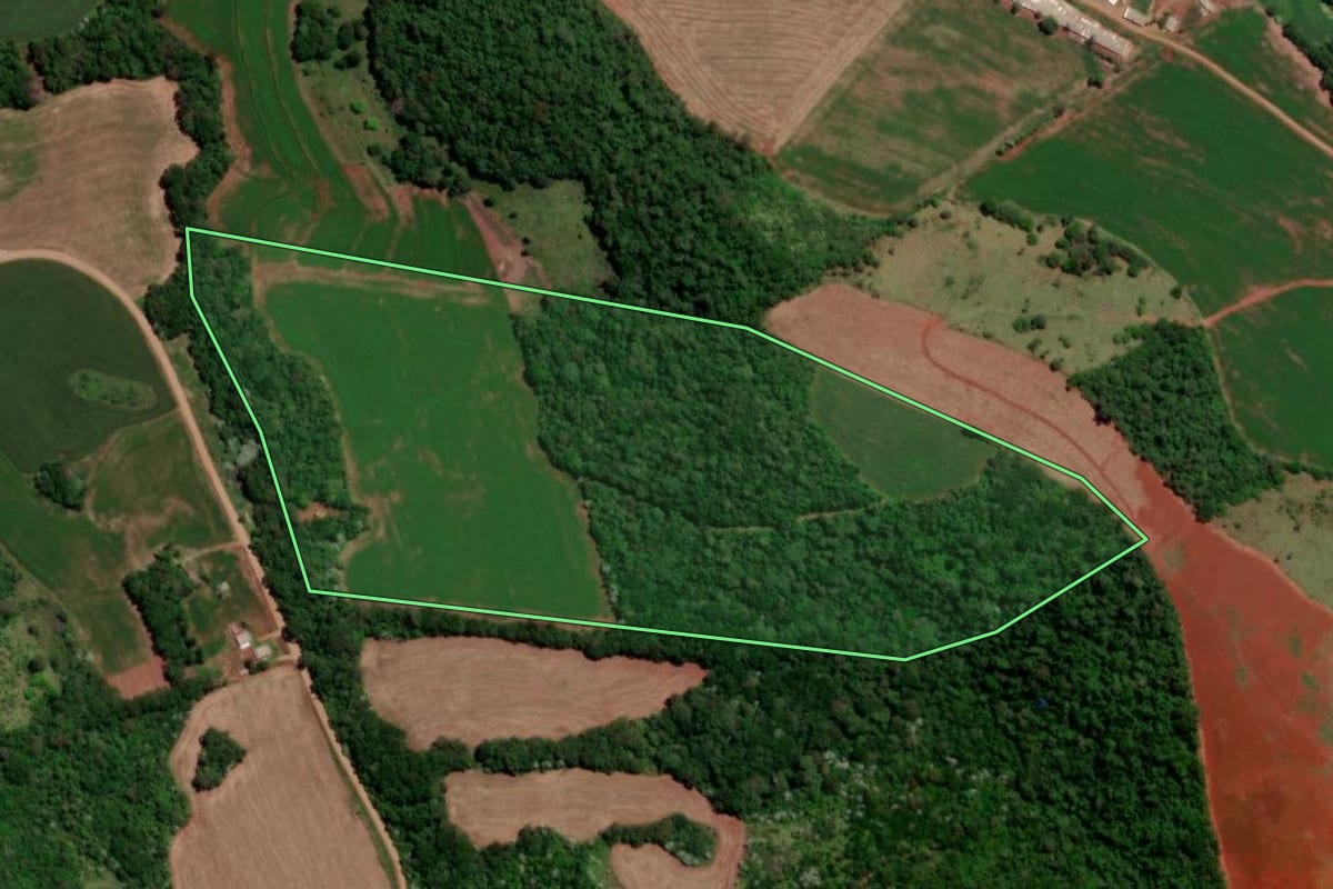Imagem de satélite do imóvel rural em Dois Vizinhos (PR), com o contorno declarado no CAR desenhado por cima.