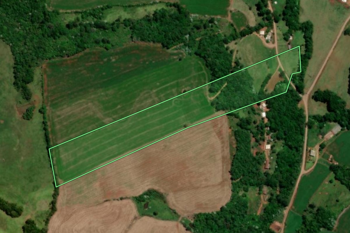 Imagem de satélite do imóvel rural em Dois Vizinhos (PR), com o contorno declarado no CAR desenhado por cima.