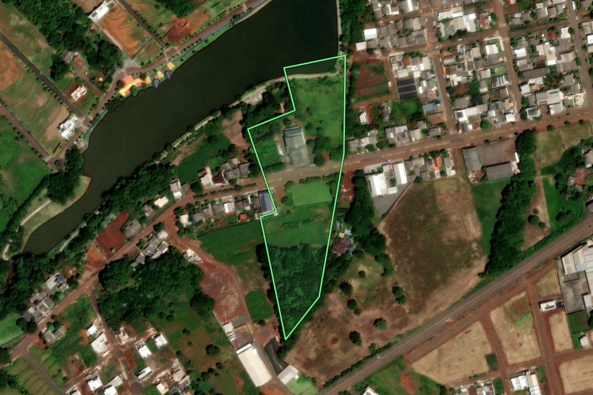 Imagem de satélite do imóvel rural em Dois Vizinhos (PR), com o contorno declarado no CAR desenhado por cima.