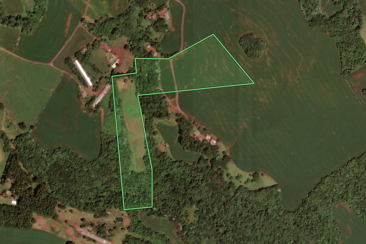 Imagem de satélite do imóvel rural em Dois Vizinhos (PR), com o contorno declarado no CAR desenhado por cima.