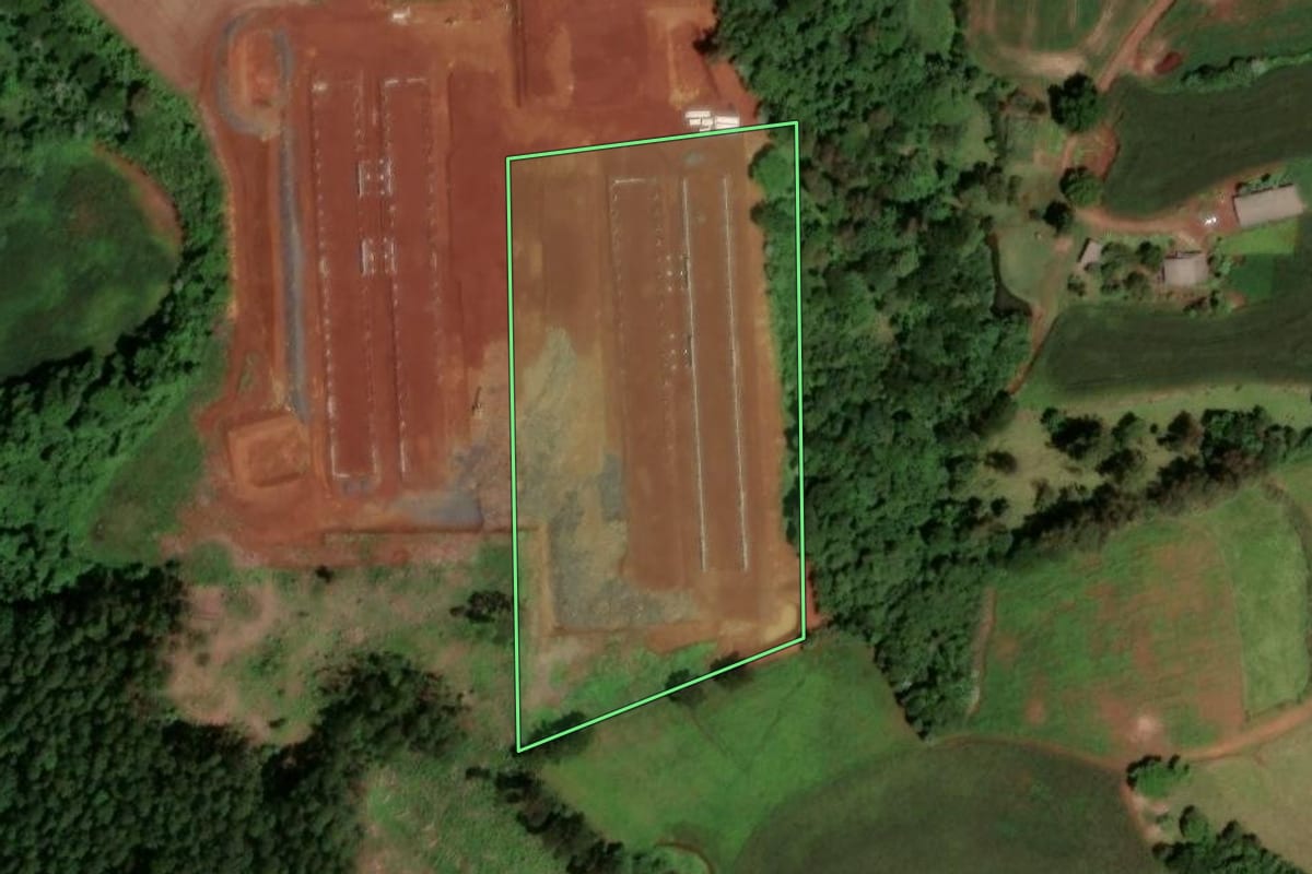 Imagem de satélite do imóvel rural em Dois Vizinhos (PR), com o contorno declarado no CAR desenhado por cima.