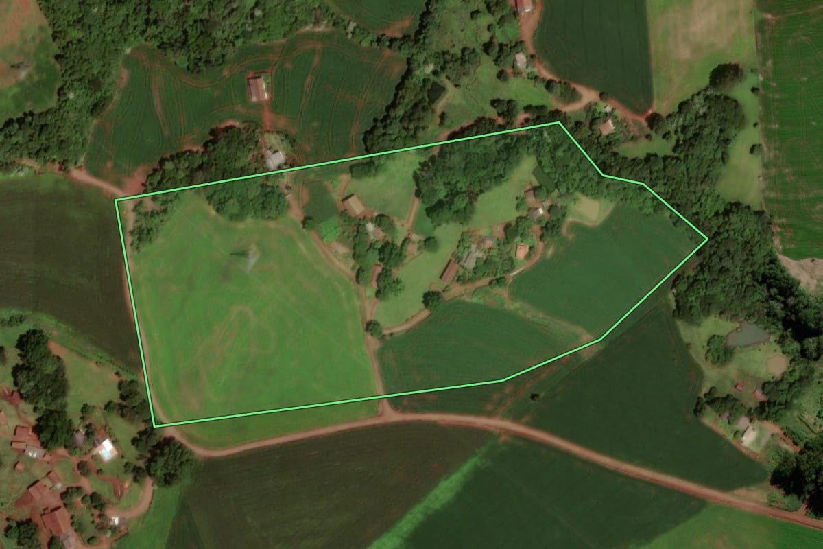 Imagem de satélite do imóvel rural em Dois Vizinhos (PR), com o contorno declarado no CAR desenhado por cima.
