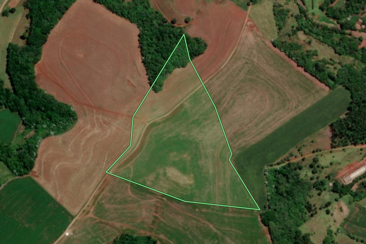 Imagem de satélite do imóvel rural em Dois Vizinhos (PR), com o contorno declarado no CAR desenhado por cima.