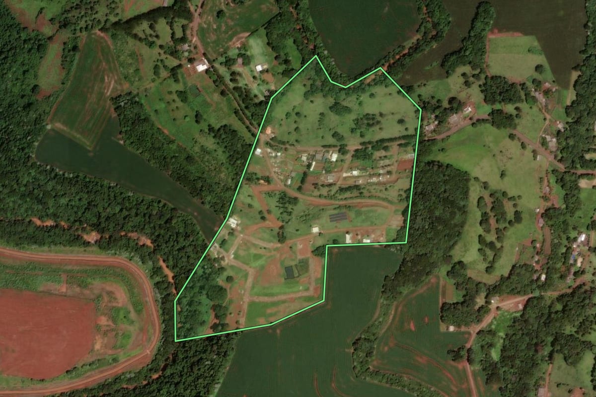 Imagem de satélite do imóvel rural em Dois Vizinhos (PR), com o contorno declarado no CAR desenhado por cima.