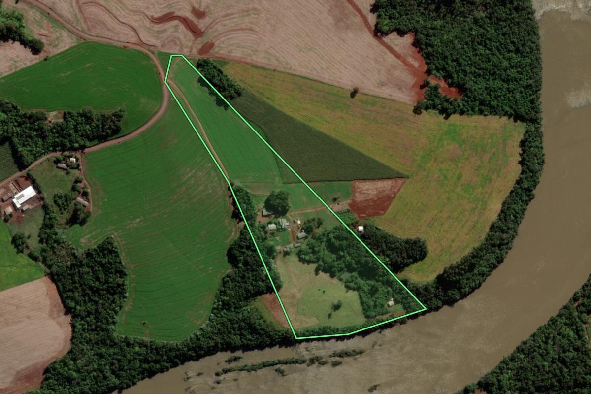 Imagem de satélite do imóvel rural em Dois Vizinhos (PR), com o contorno declarado no CAR desenhado por cima.