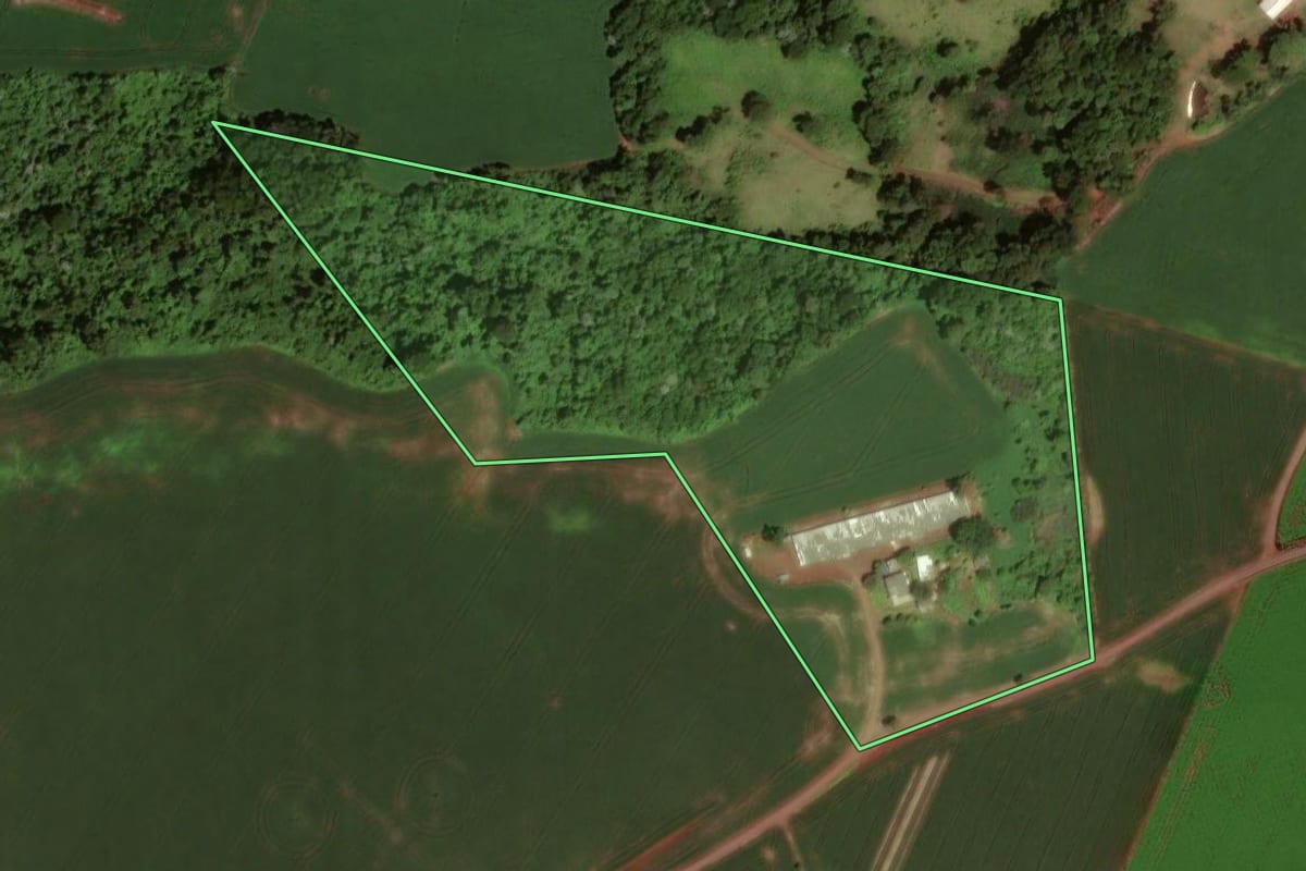 Imagem de satélite do imóvel rural em Dois Vizinhos (PR), com o contorno declarado no CAR desenhado por cima.