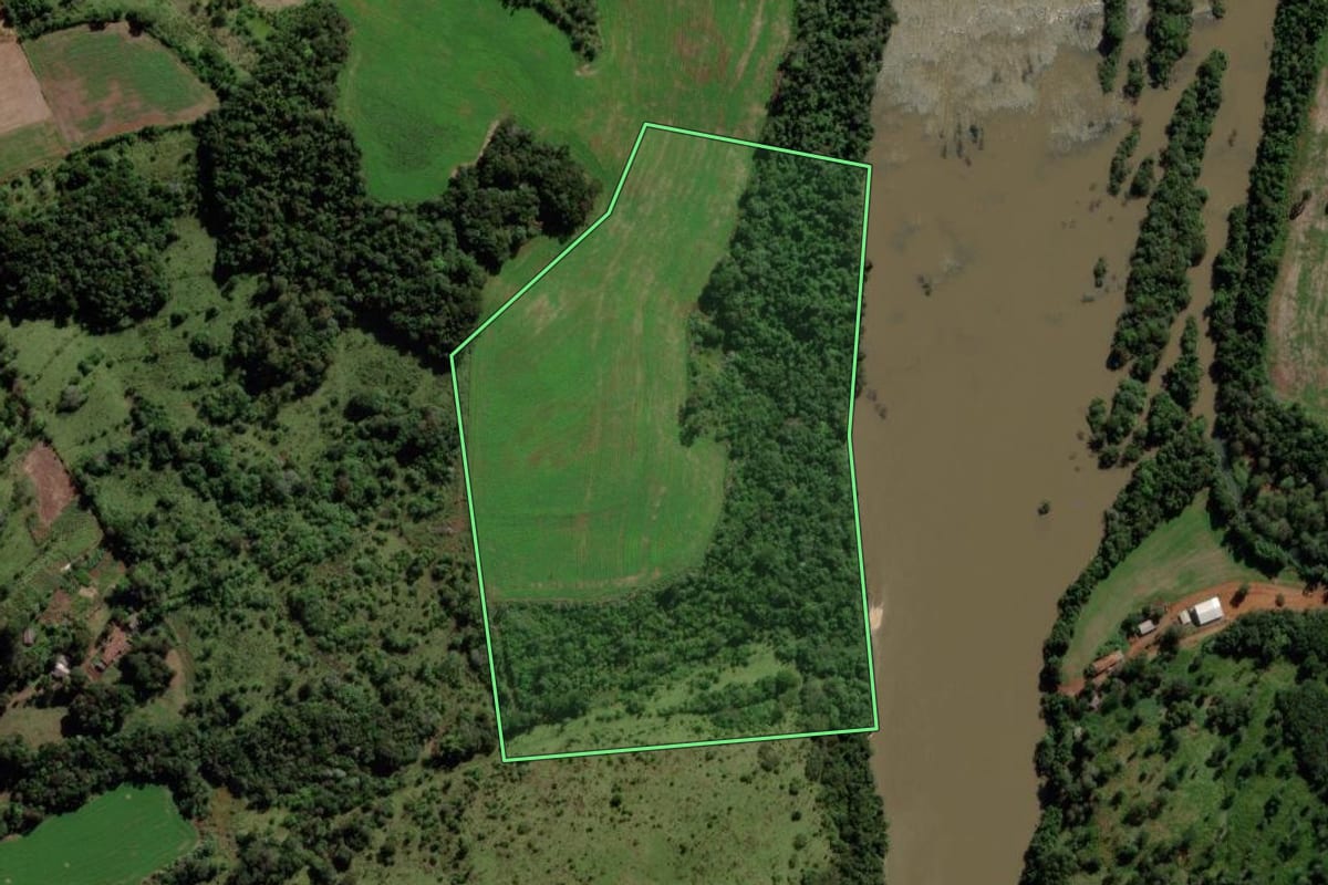 Imagem de satélite do imóvel rural em Dois Vizinhos (PR), com o contorno declarado no CAR desenhado por cima.