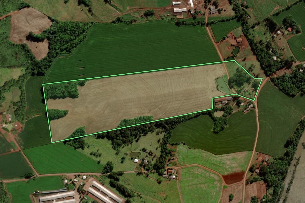 Imagem de satélite do imóvel rural em Dois Vizinhos (PR), com o contorno declarado no CAR desenhado por cima.