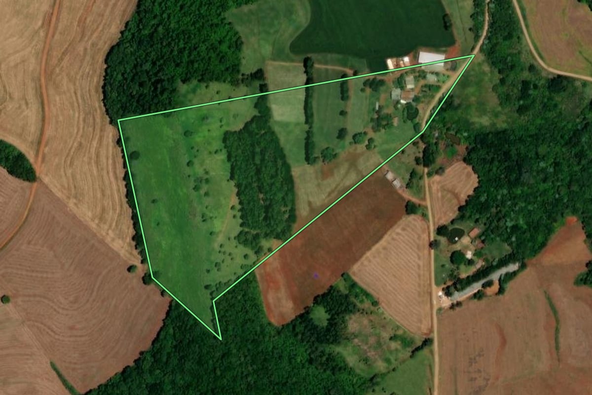 Imagem de satélite do imóvel rural em Dois Vizinhos (PR), com o contorno declarado no CAR desenhado por cima.