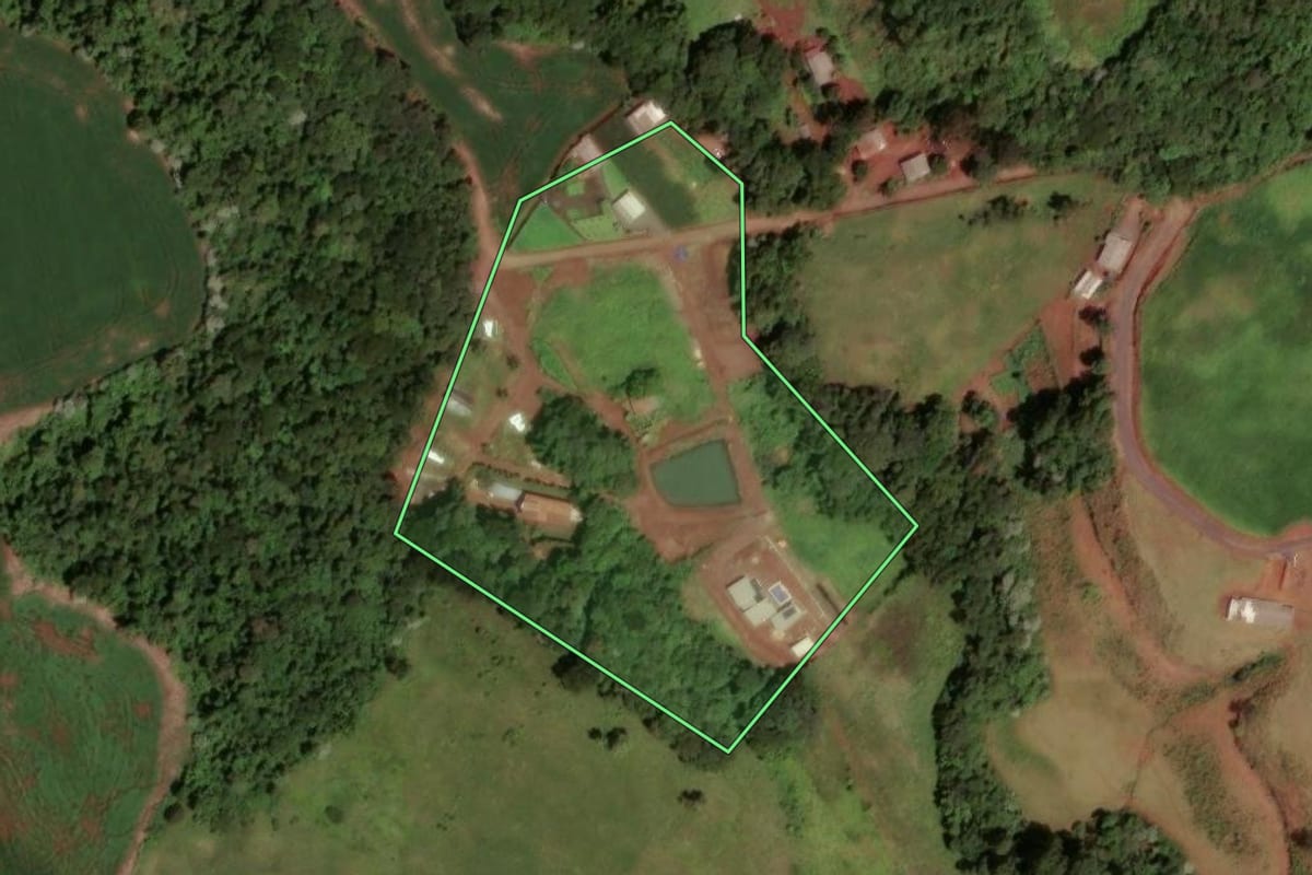 Imagem de satélite do imóvel rural em Dois Vizinhos (PR), com o contorno declarado no CAR desenhado por cima.