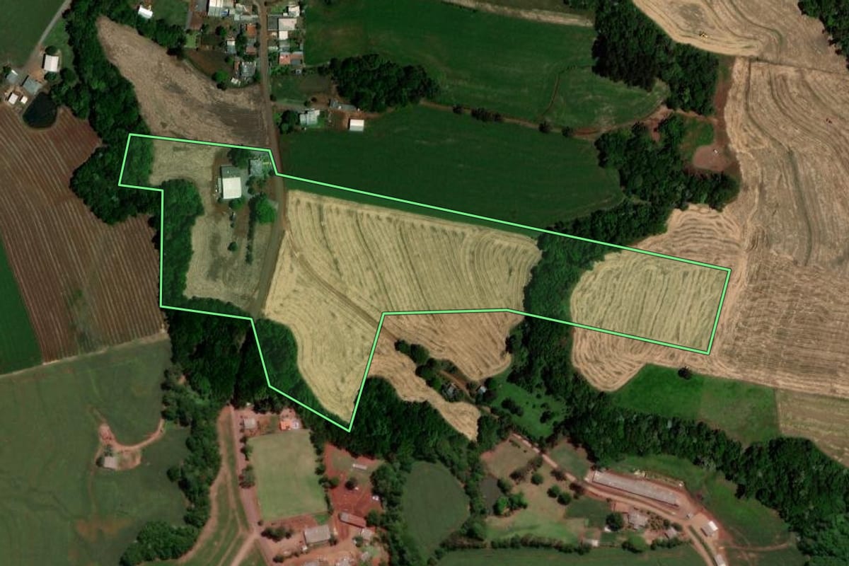 Imagem de satélite do imóvel rural em Dois Vizinhos (PR), com o contorno declarado no CAR desenhado por cima.