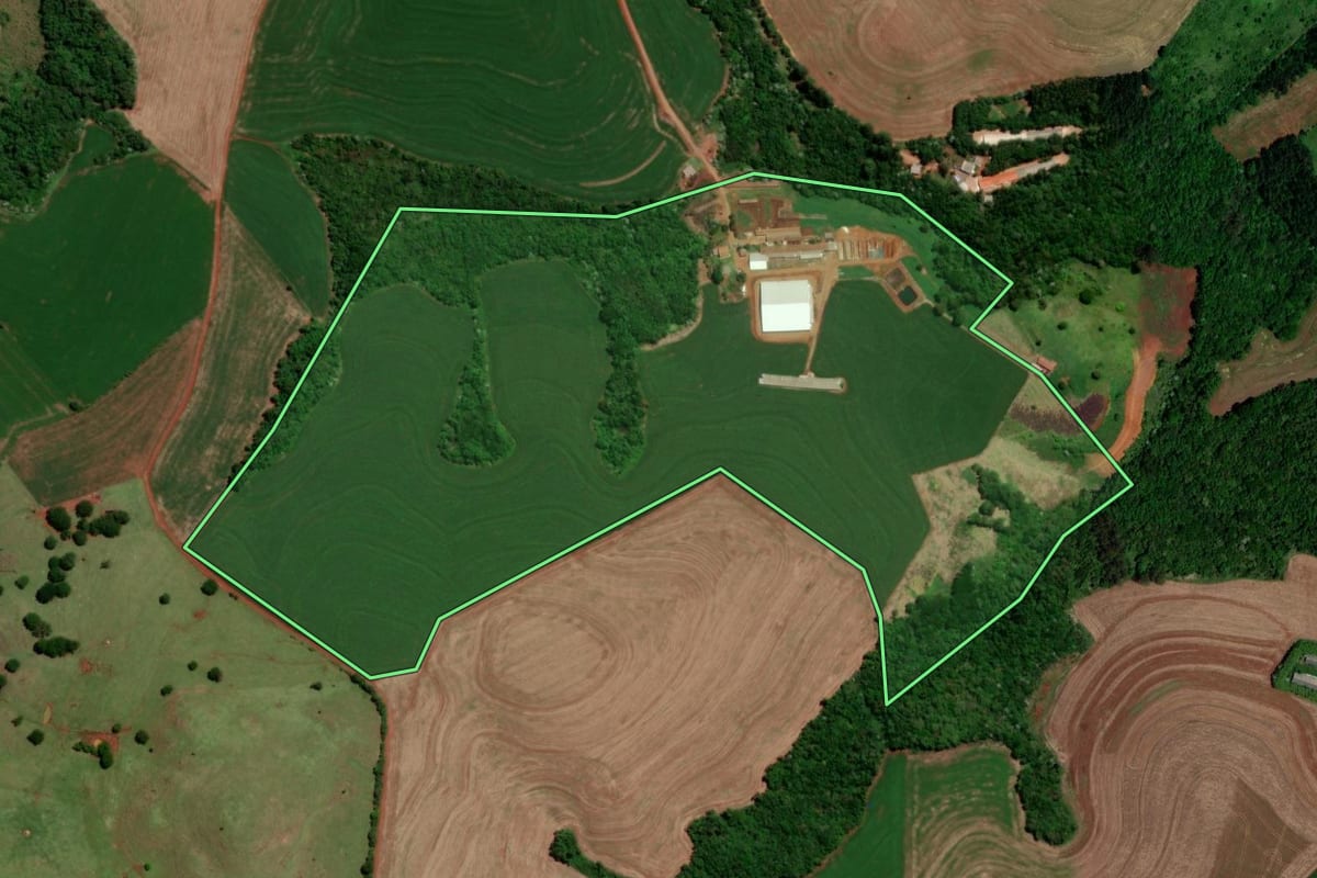 Imagem de satélite do imóvel rural em Dois Vizinhos (PR), com o contorno declarado no CAR desenhado por cima.