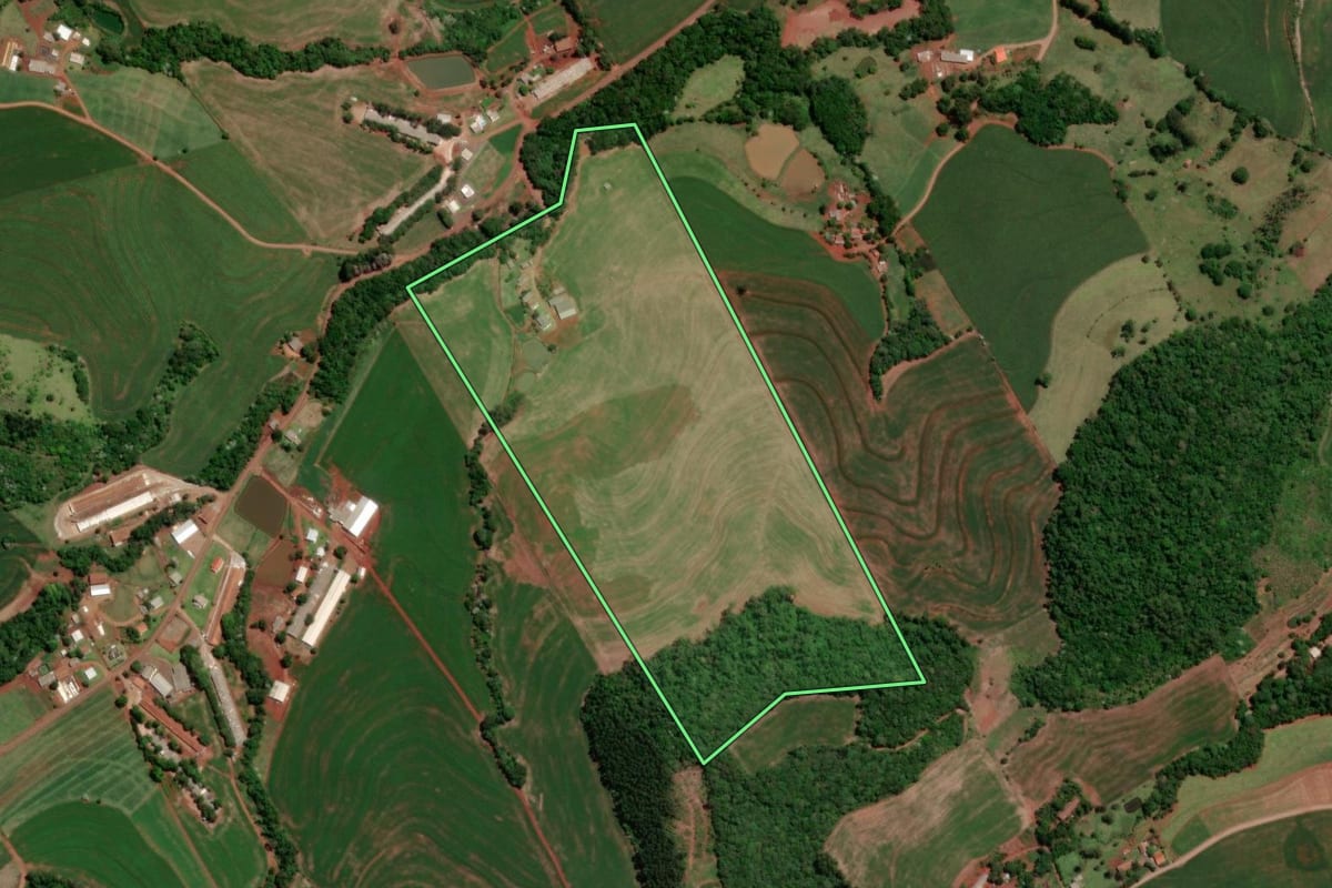 Imagem de satélite do imóvel rural em Dois Vizinhos (PR), com o contorno declarado no CAR desenhado por cima.