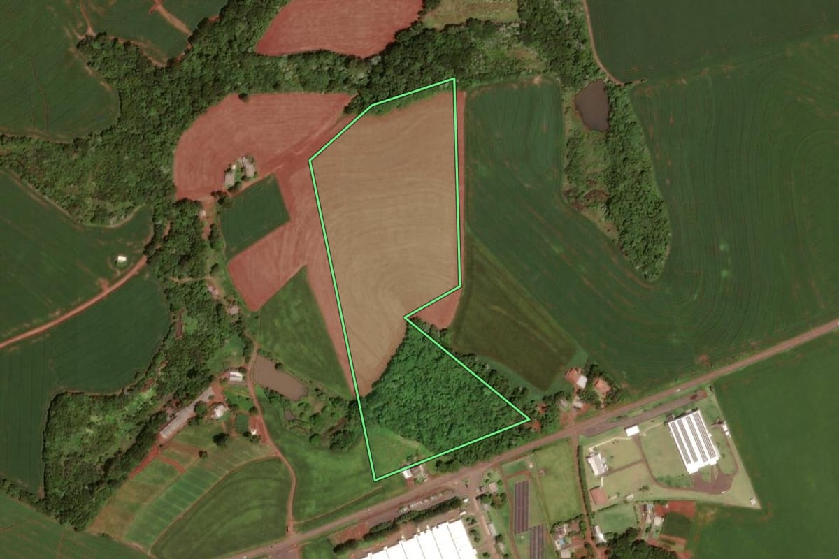 Imagem de satélite do imóvel rural em Dois Vizinhos (PR), com o contorno declarado no CAR desenhado por cima.