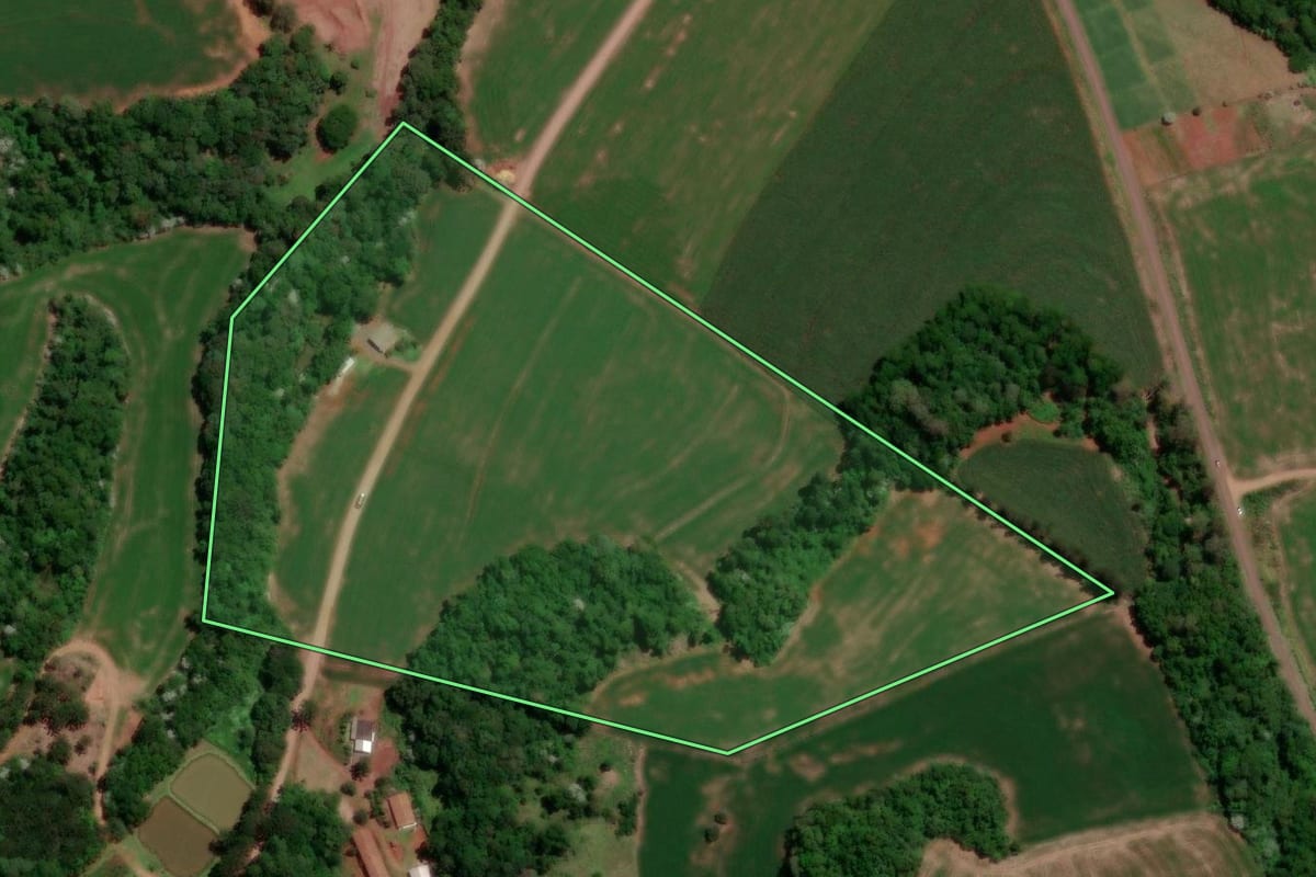 Imagem de satélite do imóvel rural em Dois Vizinhos (PR), com o contorno declarado no CAR desenhado por cima.