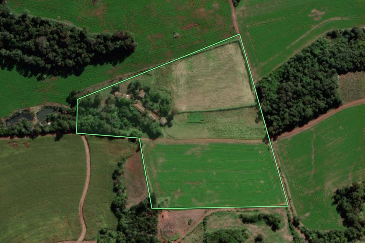 Imagem de satélite do imóvel rural em Dois Vizinhos (PR), com o contorno declarado no CAR desenhado por cima.