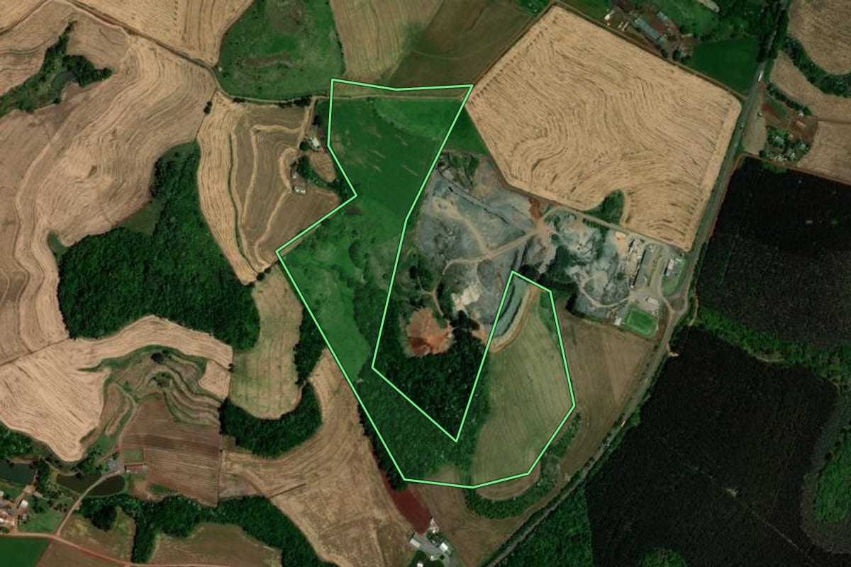 Imagem de satélite do imóvel rural em Dois Vizinhos (PR), com o contorno declarado no CAR desenhado por cima.