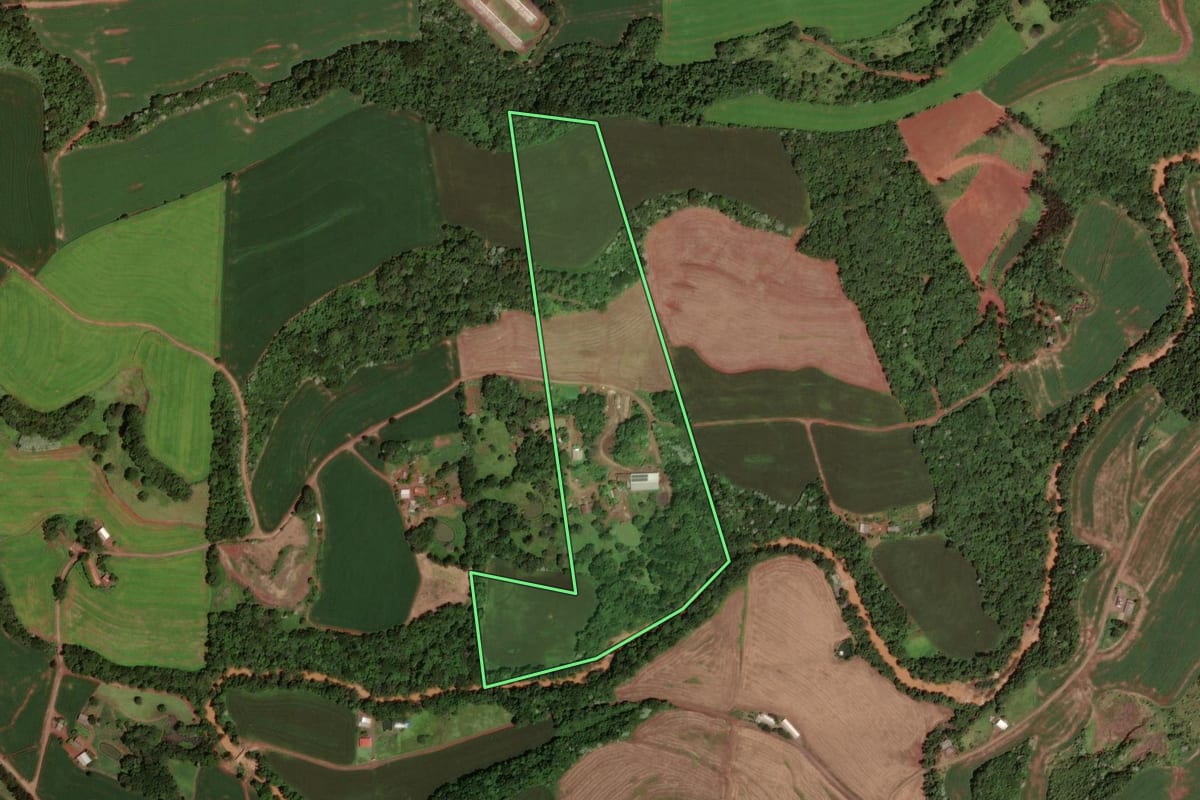 Imagem de satélite do imóvel rural em Dois Vizinhos (PR), com o contorno declarado no CAR desenhado por cima.