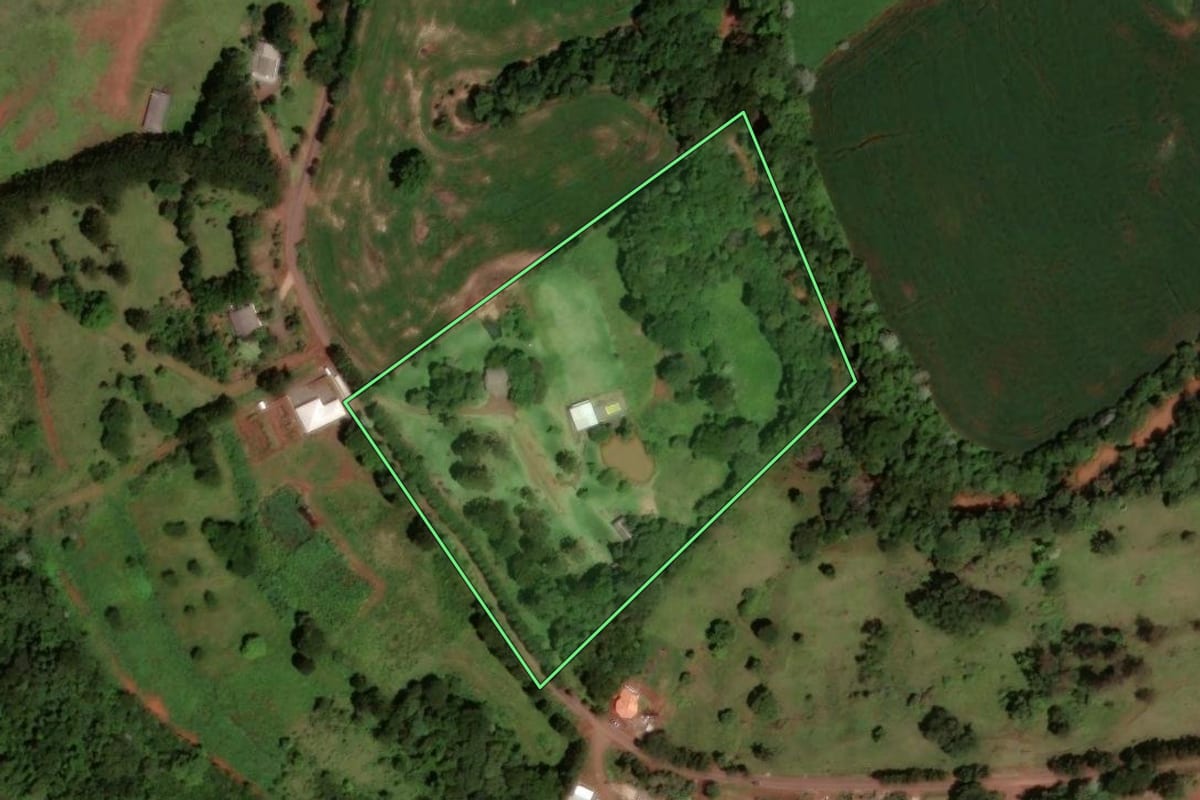 Imagem de satélite do imóvel rural em Dois Vizinhos (PR), com o contorno declarado no CAR desenhado por cima.