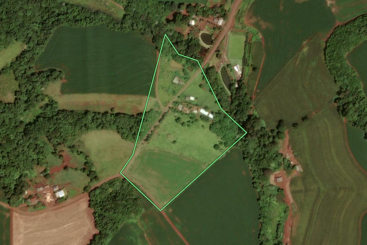 Imagem de satélite do imóvel rural em Dois Vizinhos (PR), com o contorno declarado no CAR desenhado por cima.