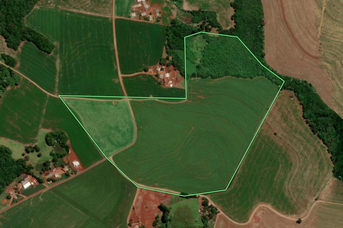 Imagem de satélite do imóvel rural em Dois Vizinhos (PR), com o contorno declarado no CAR desenhado por cima.
