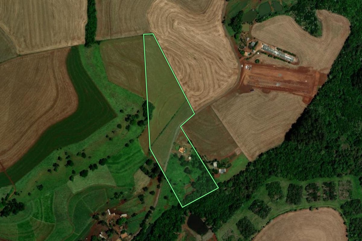 Imagem de satélite do imóvel rural em Dois Vizinhos (PR), com o contorno declarado no CAR desenhado por cima.