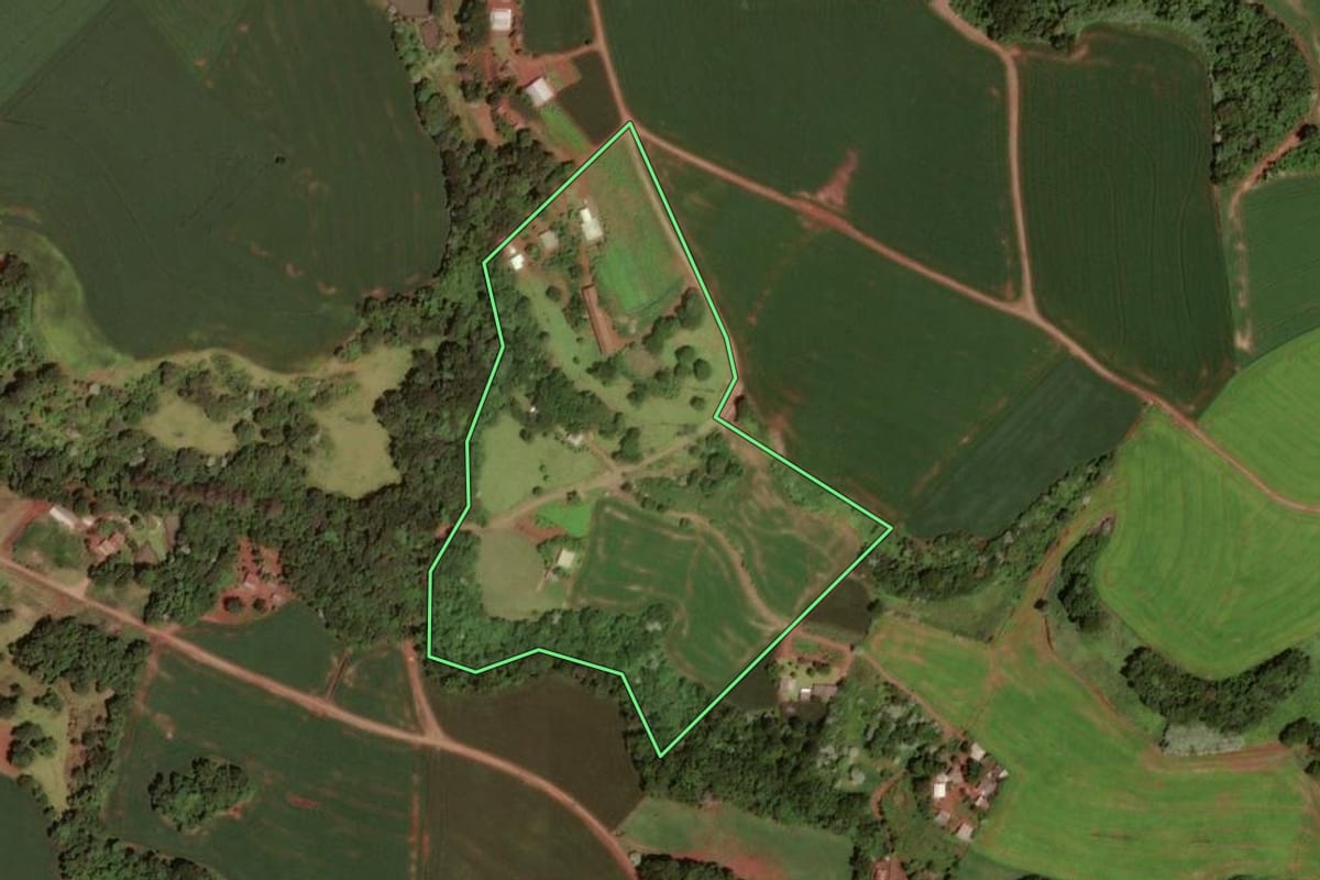 Imagem de satélite do imóvel rural em Dois Vizinhos (PR), com o contorno declarado no CAR desenhado por cima.