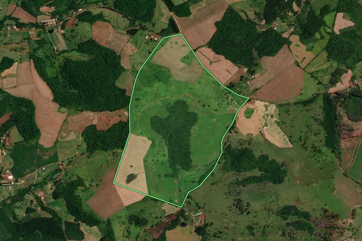 Imagem de satélite do imóvel rural em Dois Vizinhos (PR), com o contorno declarado no CAR desenhado por cima.