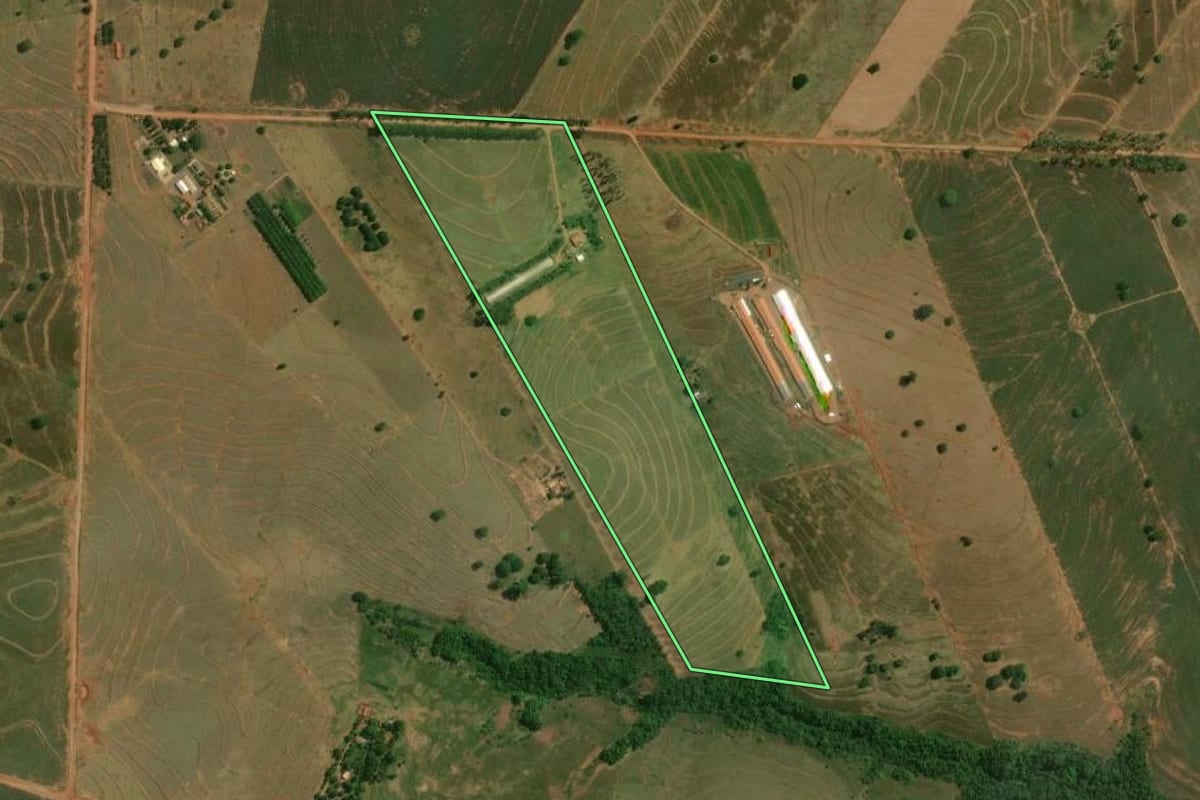 Imagem de satélite do imóvel rural em Douradina (PR), com o contorno declarado no CAR desenhado por cima.