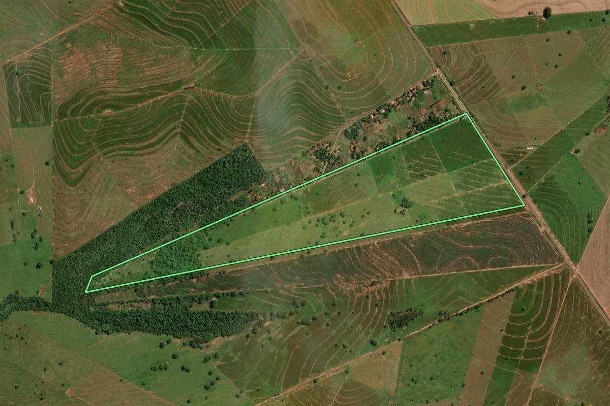 Imagem de satélite do imóvel rural em Douradina (PR), com o contorno declarado no CAR desenhado por cima.