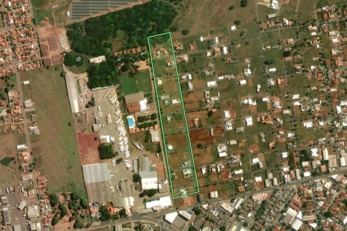 Imagem de satélite do imóvel rural em Douradina (PR), com o contorno declarado no CAR desenhado por cima.