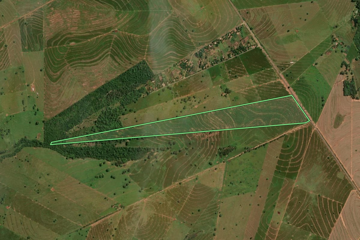 Imagem de satélite do imóvel rural em Douradina (PR), com o contorno declarado no CAR desenhado por cima.