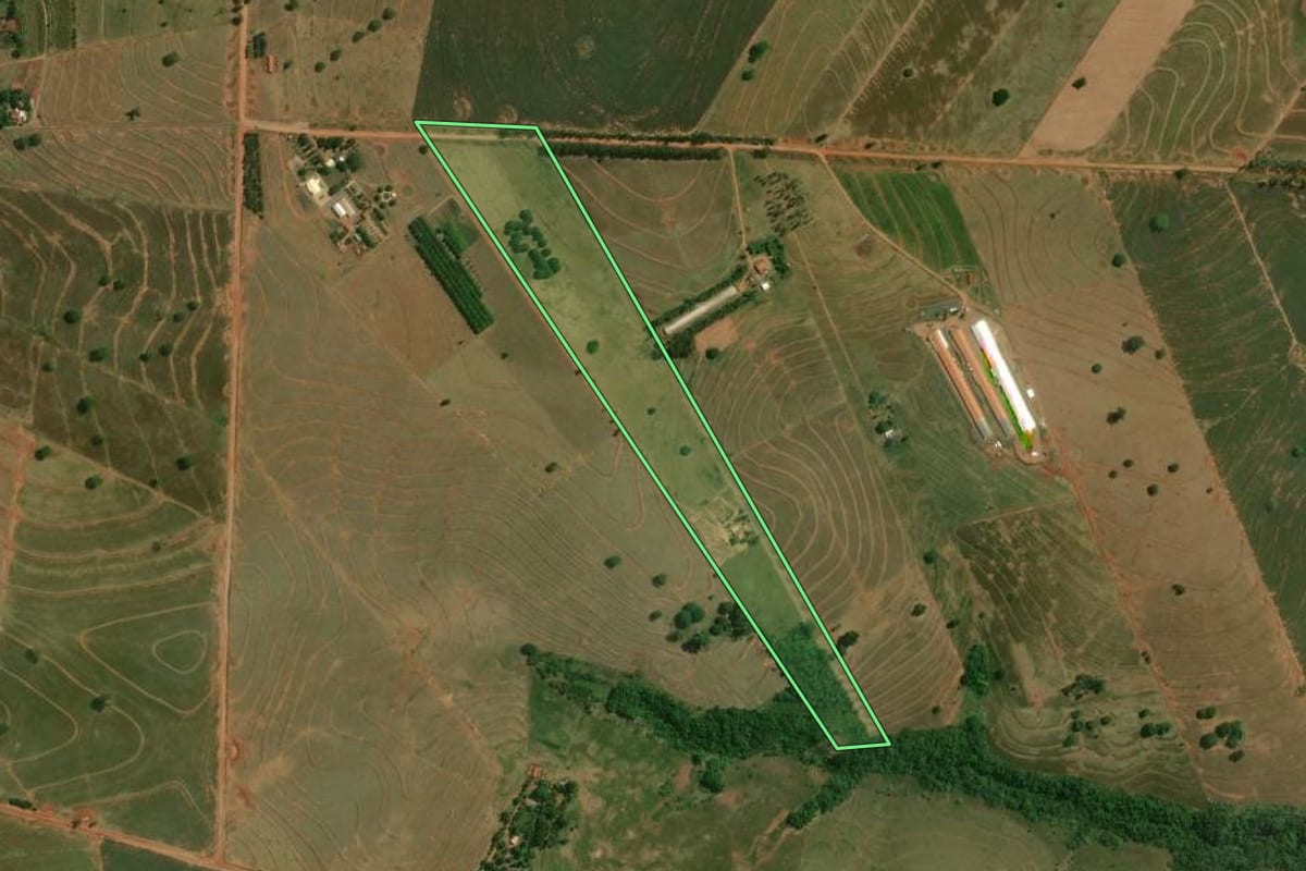Imagem de satélite do imóvel rural em Douradina (PR), com o contorno declarado no CAR desenhado por cima.