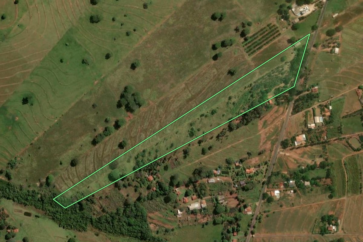 Imagem de satélite do imóvel rural em Douradina (PR), com o contorno declarado no CAR desenhado por cima.