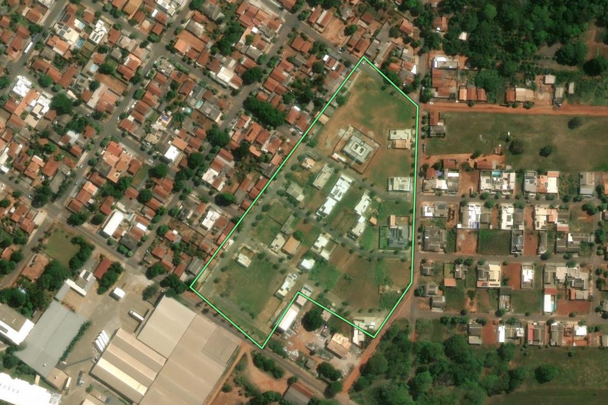 Imagem de satélite do imóvel rural em Douradina (PR), com o contorno declarado no CAR desenhado por cima.